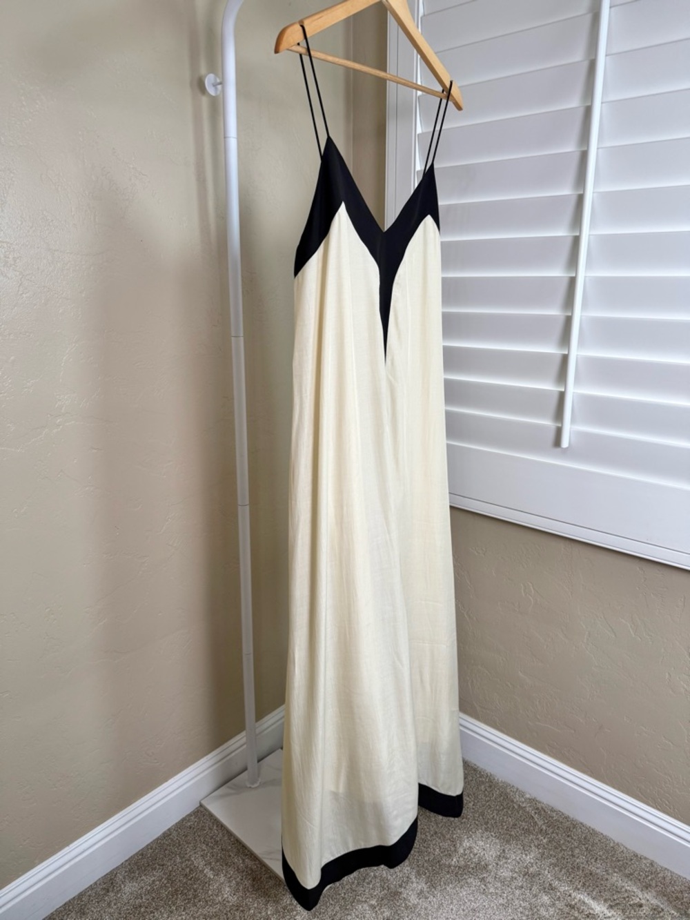 Commense Cream Black Slip Maxi Dress Open Back Medium NWT Flowy Rayon Blend - Picture 4 of 10